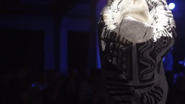 Tyttö futuristinen puku tanssii nihgtclub kohtaus
 - Materiaali, video