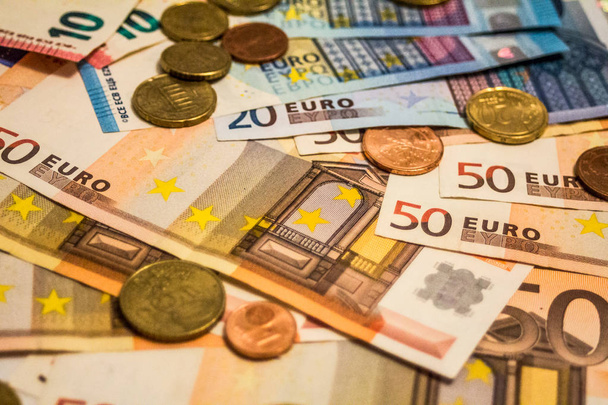 Složení eurobankovek a euromincí poskytuje skvělé možnosti pro ilustraci předmětů, jako je podnikání, bankovnictví, média, prezentace atd.. - Fotografie, Obrázek