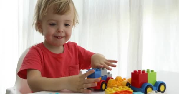 Primer plano niños manos jugar coloridos ladrillos de plástico
 - Metraje, vídeo