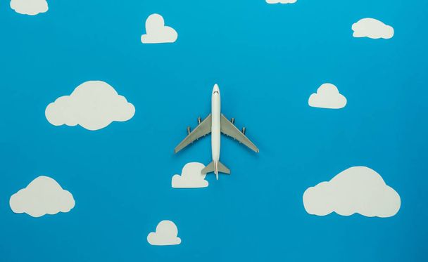 Таблица сверху вид воздушного изображения транспорта с самолета или путешествия фона concept.Flat летать на красивом голубом небе с бумагой разрезать белое облако с копией space.Design для макета
. - Фото, изображение