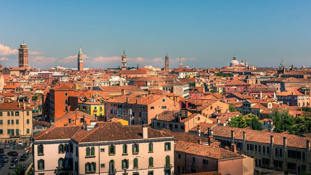 Ilmakuva Venetsiasta kauniilla punaisilla katoilla, Italia
 - Valokuva, kuva