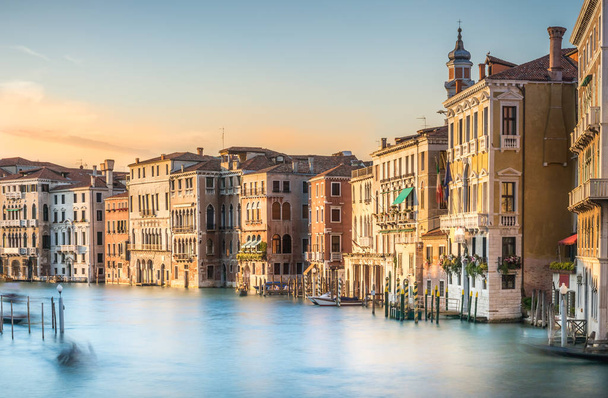 grandiose Kanallandschaft mit seidigem Wasser im antiken Venedig, Italien - Foto, Bild