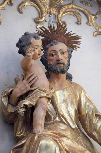 Άγιος Ιωσήφ εκμετάλλευση μωρό Ιησού, άγαλμα στο βωμό στην εκκλησία μοναστήρι Βενεδικτίνων στο Amorbach, Γερμανία - Φωτογραφία, εικόνα