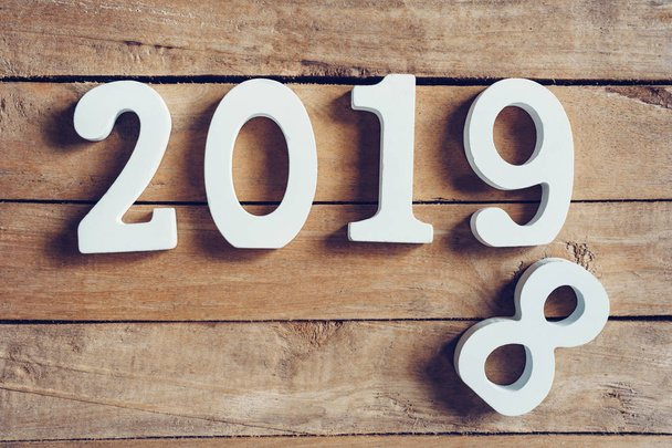 Año nuevo 2019 palabra en mesa de madera. Concepto de Año Nuevo
. - Foto, Imagen