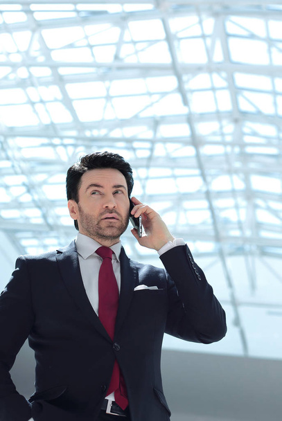 businessman talking on a mobile phone - Фото, изображение