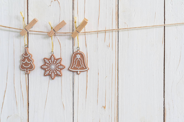 dekorative Weihnachtsdekoration hängt auf Holz für Weihnachten Hintergrund mit Platz - Foto, Bild