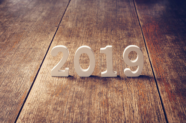 Дерев'яні номери, що формують номер 2019 року На новий 2019 рік на сільському дерев'яному фоні
. - Фото, зображення