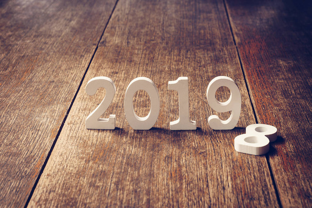 Números de madera que forman el número 2019, Para el nuevo año 2019 sobre un fondo de madera rústico
. - Foto, Imagen