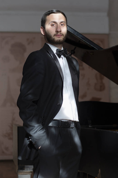 Orchestra musician with a bow in a tuxedo Limited depth of field - Foto, Bild
