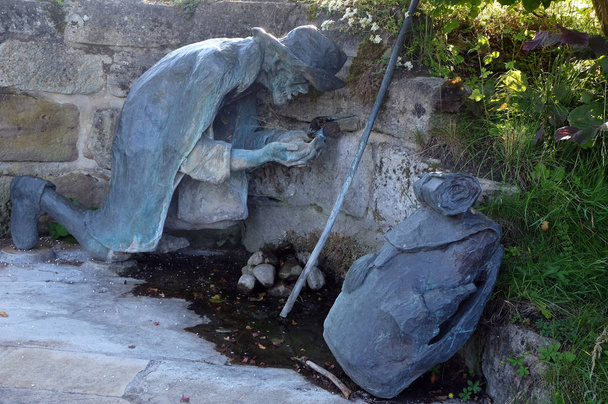 Jacobs Well, statue de Sieger Koder à Rosenberg, Allemagne
  - Photo, image