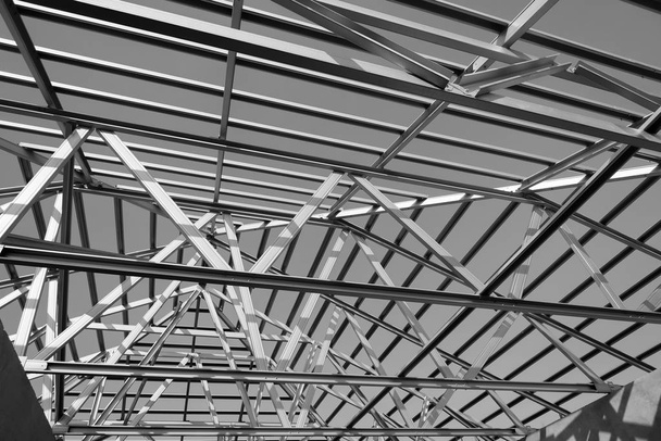 Struttura del telaio del tetto in acciaio per la costruzione di edifici. Foto in bianco e nero
. - Foto, immagini