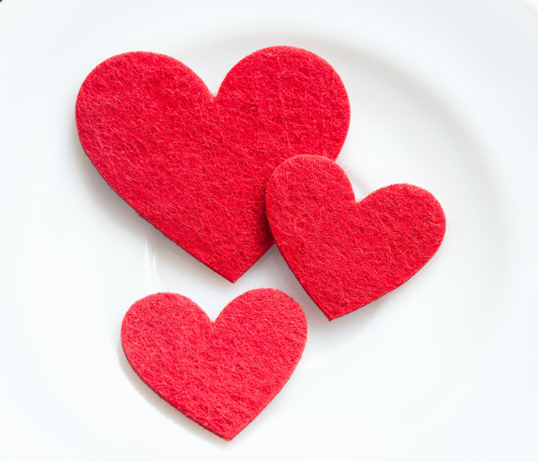 Красные сердца на тарелке крупным планом. День святого Валентина
 - Фото, изображение