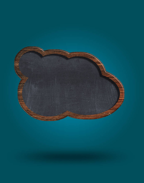 leere schwarze Tafel in Form einer Sprechblase vor blauem Hintergrund - Foto, Bild