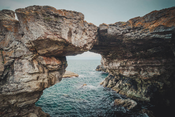 La formación rocosa Arco en el mar cerca de Tyulenovo, Bulgaria, Europa
 - Foto, Imagen