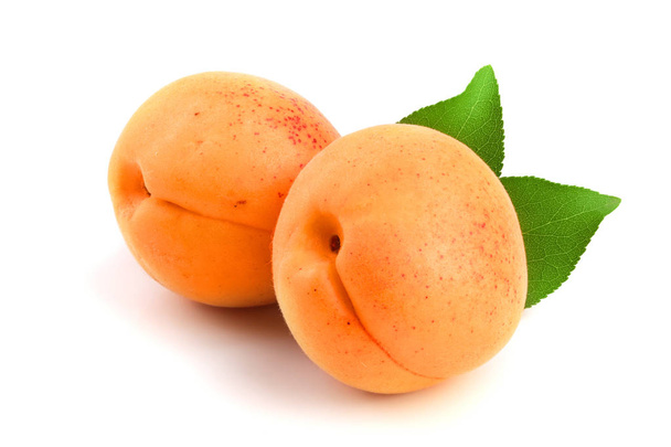 Aprikosenfrüchte mit Blättern isoliert auf weißem Hintergrund Makro - Foto, Bild