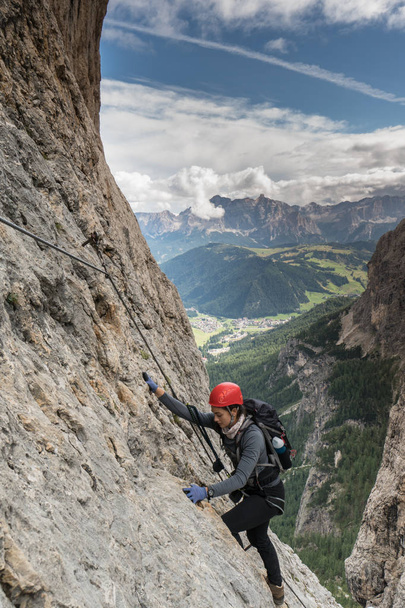 fiatal csinos női hegymászó egy Via Ferrata a Dolomitok Alta Badia - Fotó, kép