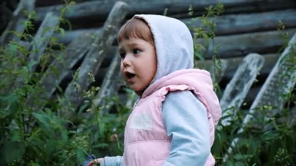 Mała dziewczynka śpiewa w wiosce, w zwolnionym tempie - Materiał filmowy, wideo