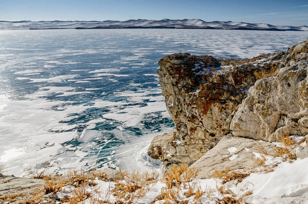 Chaîne de montagnes ensoleillées avec une texture glacée scintillante et un fond aquarelle de rêve de lac gelé
 - Photo, image