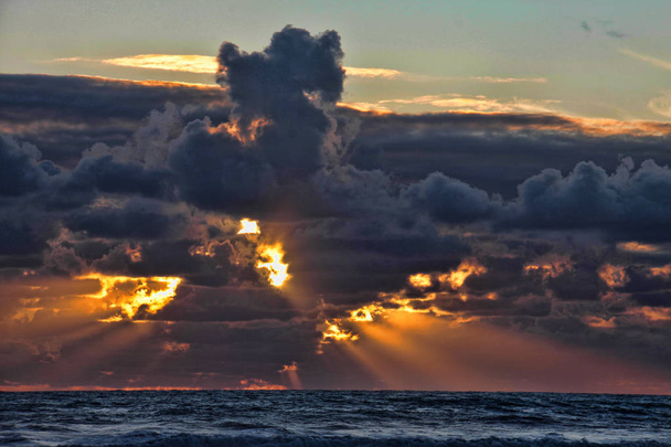 Słońce, odsiewu chmury nad morze Cypr - Zdjęcie, obraz