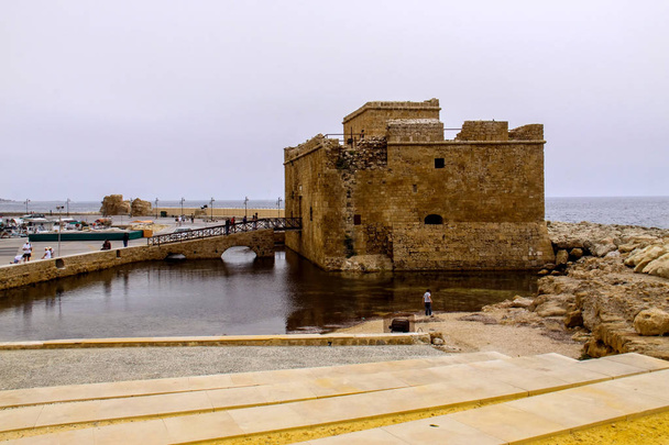 Forteresse dans le port de Paphos, Chypre
 - Photo, image