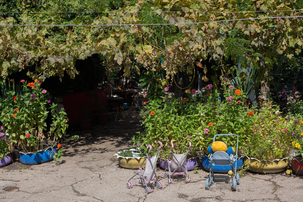 patio retro con cochecitos juguetes z v
 - Foto, imagen