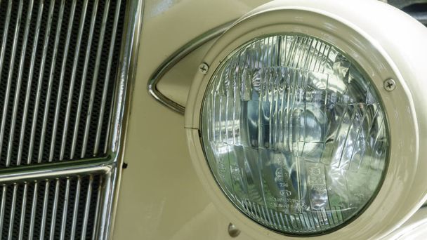The headlight, the front and the radiator of the old retro car are white - Fotografie, Obrázek