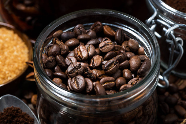 roasted coffee beans, spices and sugar, closeup horizontal - Foto, Bild