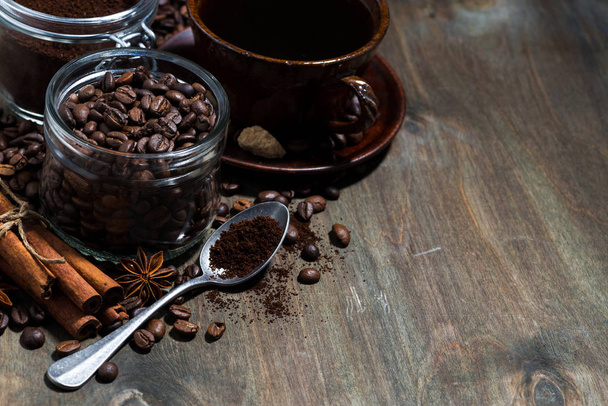 コーヒー豆の焙煎と木製の背景、コンセプト写真横のスパイス - 写真・画像