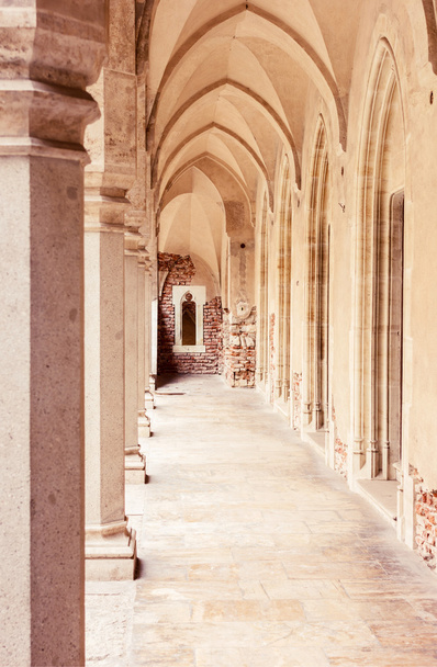 Blick auf Gewölbekorridor und Marmorboden - Foto, Bild