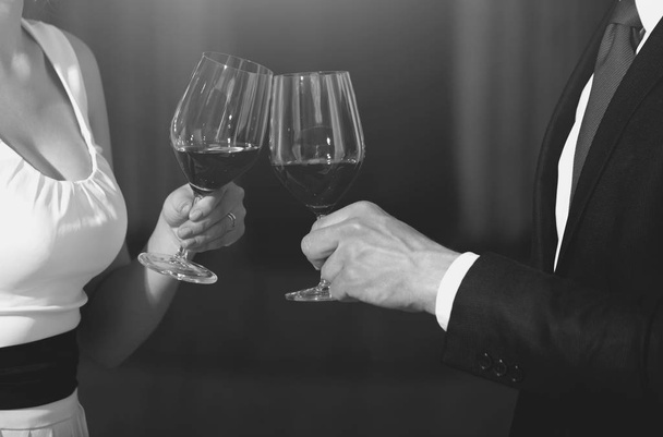 toast of couple clink glasses with red wine - Zdjęcie, obraz