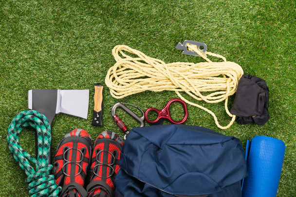 equipment for extreme sports lies on the grass - Valokuva, kuva