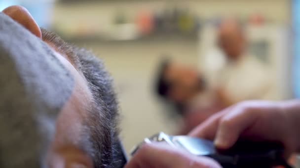 Γενειοφόρος άντρας να πάρει γένια κούρεμα και ξυρισμένο - Πλάνα, βίντεο