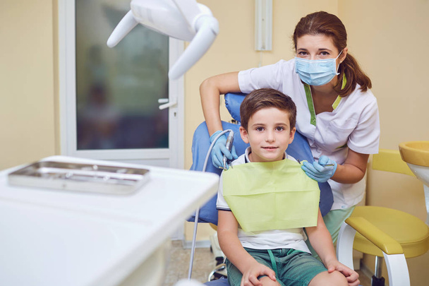 Dziecko u dentysty w gabinecie stomatologicznym.  - Zdjęcie, obraz