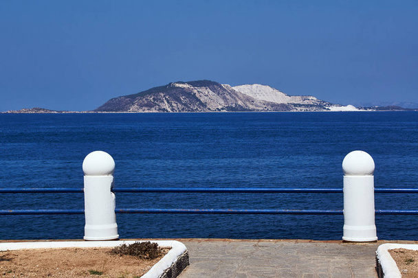 Barrière op de kust van het eiland van Nisiros in Griekenland - Foto, afbeelding