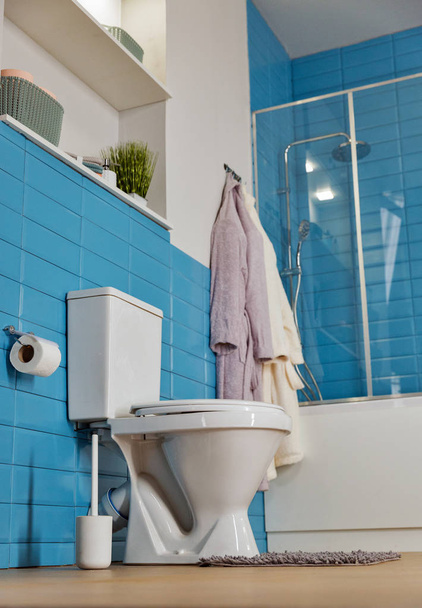 Beyaz tuvalet kase closeup modern banyo, alttan görünüm - Fotoğraf, Görsel