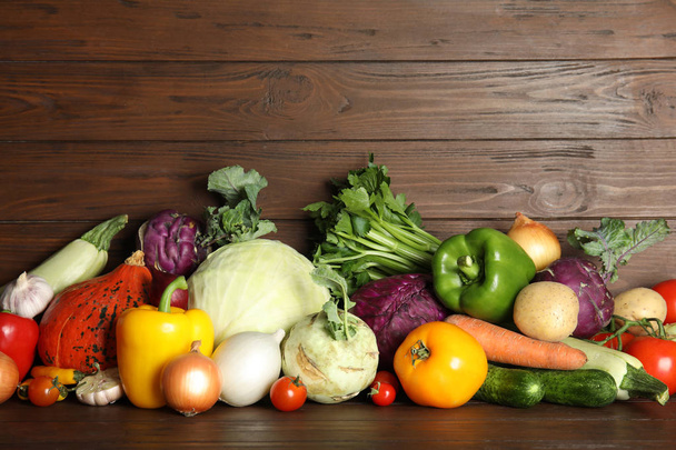 木製の背景に多くの新鮮な完熟の野菜。有機食品 - 写真・画像