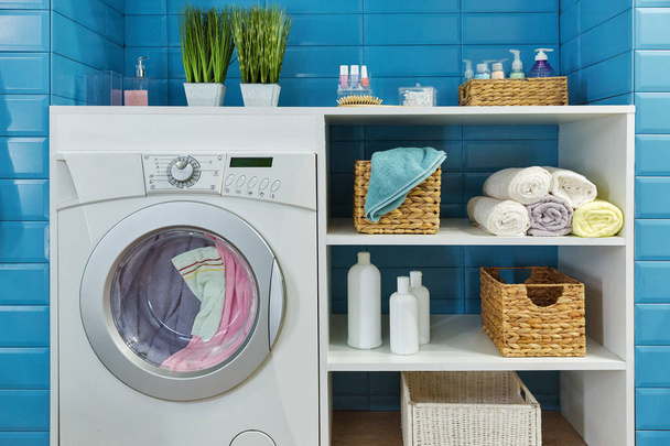 moderni kylpyhuone valkoinen pesukone ja sininen laatta
 - Valokuva, kuva