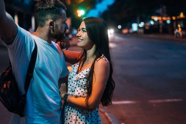 Mladý pár v ulicích města večer - Fotografie, Obrázek