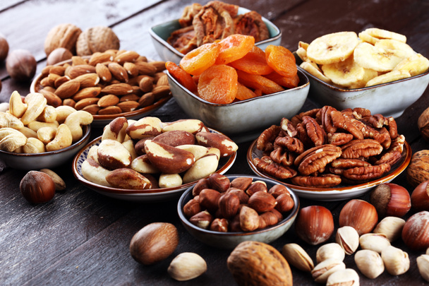 сухофрукты и разнообразные орехи на деревенском столе
. - Фото, изображение
