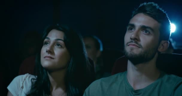 "junges Dating-Paar im Kino. Langsame Kamerafahrt um sie herum" - Filmmaterial, Video