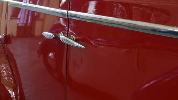 Рукоятка автомобиля на двери старого ретро-автомобиля красная
 - Фото, изображение