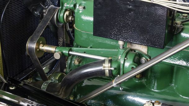 Motor a pomocné vybavení starého retro auta - Fotografie, Obrázek