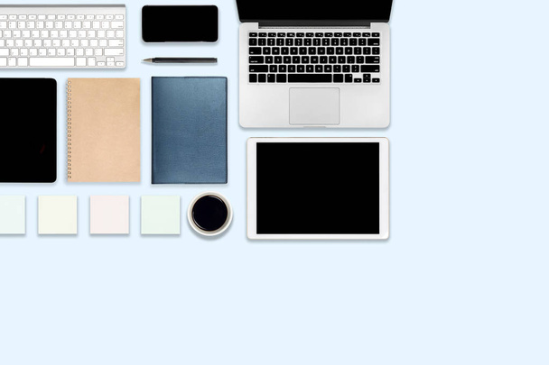 ラップトップ コンピューター、デジタル タブレット、携帯電話、アクセサリーとのオフィスのテーブルのフラット レイアウトの写真。現代の背景。デスクトップ オフィス モックアップ コンセプト. - 写真・画像