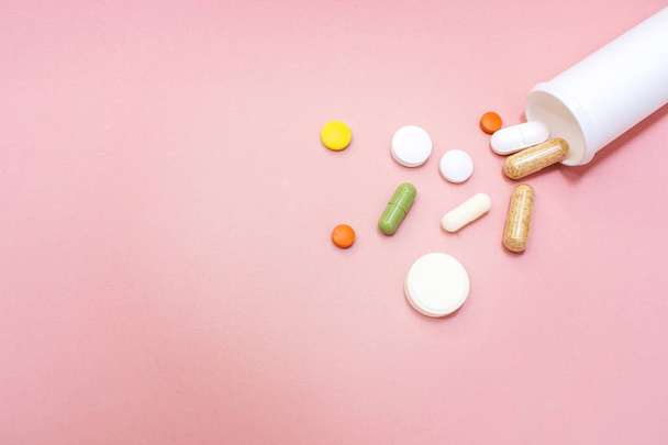 Roze geneeskunde pillen op een houten achtergrond - Foto, afbeelding