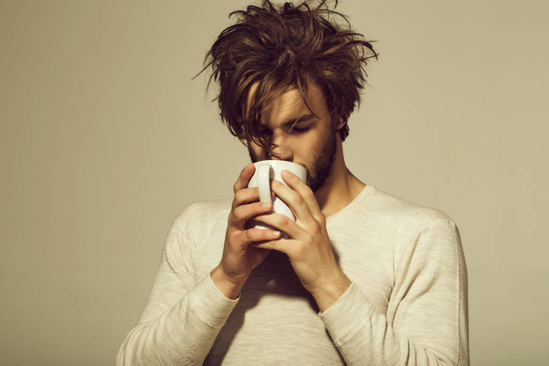 man with cup - Foto, afbeelding