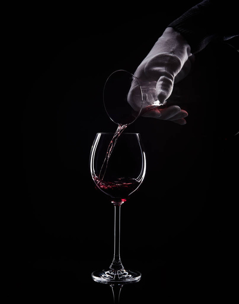 ソムリエを作るスタジオ黒背景でワインをデカント - 写真・画像