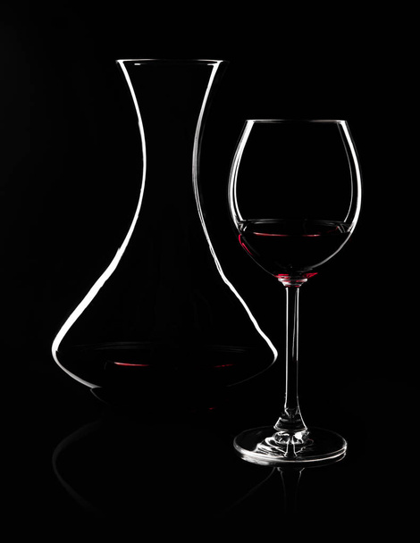 Platos para la producción de vino y degustación en negro con reflejo
 - Foto, imagen
