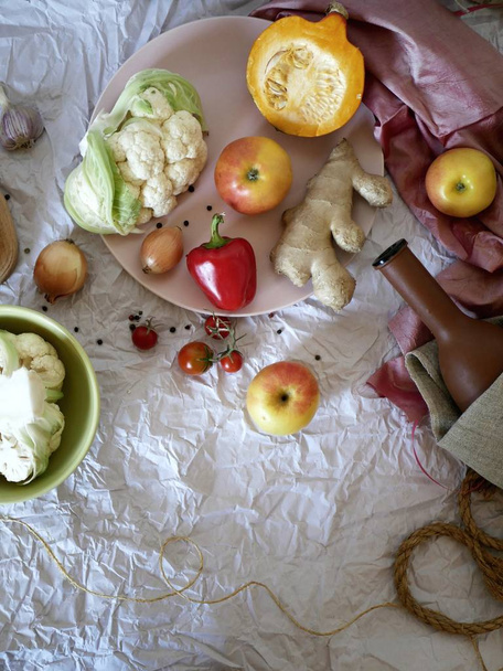 Свіжі овочі, композиція для приготування з гарбузів, цвітної капусти, перцю, помідорів, цибулі та спецій на фоні легкого збитого крафт-паперу, вид зверху
 - Фото, зображення