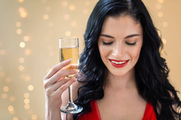 Young woman holding a champagne flute - Foto, Imagem