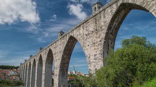 L'aqueduc Aguas Livres Portugais : Aqueduto das Aguas Livres "L'aqueduc des eaux libres" est un aqueduc historique dans la ville de Lisbonne, Portugal
 - Séquence, vidéo
